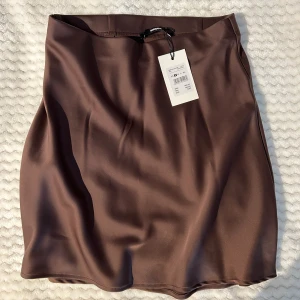 Brun satinkjol - Kort brun santinkjol, oanvänd från Bikbok med lappen kvar. 