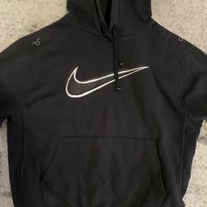 Nike hoodie - Svart Nike hoodie i storlek S, okej skick.