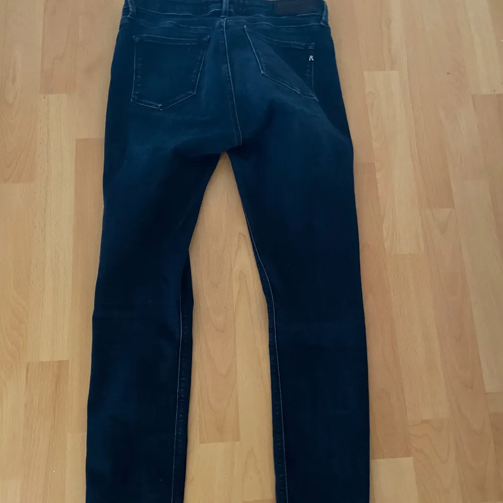 Säljer ett till par replay jeans i nyskick, endast använda en gång och är i slim fit. Riktigt stretchigt material och passar dig som är mellan 165 till 175.. Jeans & Byxor.