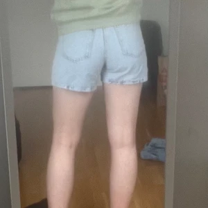 Jeansshorts  - Säljer mina fina jeansshorts från Gina då de ej kommer till användning längre. Storlek 34 men passar på mig som är 38. De är menade att vara lite mer loose (mom jeans) men blir istället som på bilden om du är i min storlek. 