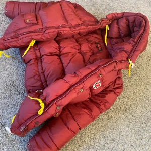 Fjällräven jacka  - Fjällräven jacka  Storlek XXS (passar mig som har S) Sparsamt använd utan skavanker 🩷