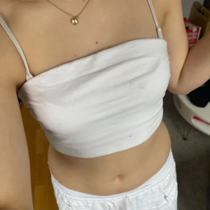 Tubtopp vit - Säljer min vita tubtopp den Lager 157 då den ej används. Fint skick men har en liten brun fläck (knappt märkbar) som man kan se i första bilden. Den är även köpt second hand, därmed det låga priset. Fråga gärna saker💞