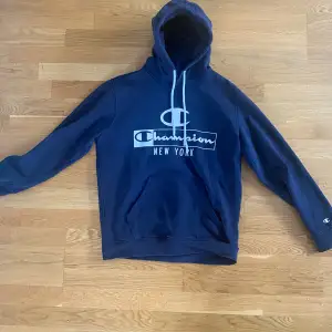 Snygg marinblå Champion hoodie, gott skick 