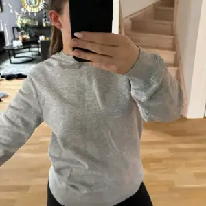 En grå sweatshirt storlek XS från H&M man avdelning. Säljer då den inte kommer till användning. Bra skick