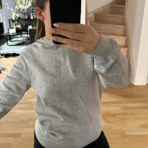 Grå Sweatshirt  - En grå sweatshirt storlek XS från H&M man avdelning. Säljer då den inte kommer till användning. Bra skick
