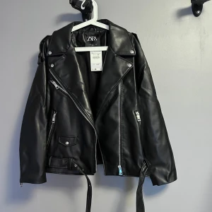 Zara skinnjacka - Använd 1 gång endast för att testa,  prislapp kvar, nyskick, nypris: 699kr