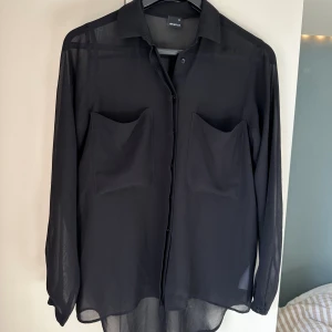 Svart blus Gina Tricot storlek 34 - Svart blus Gina Tricot storlek 34. Använd men i gott skick. 