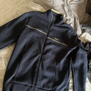 Hugo boss tröja - Snygg tröja i bra skick! Varan för liten för mig. Äkta