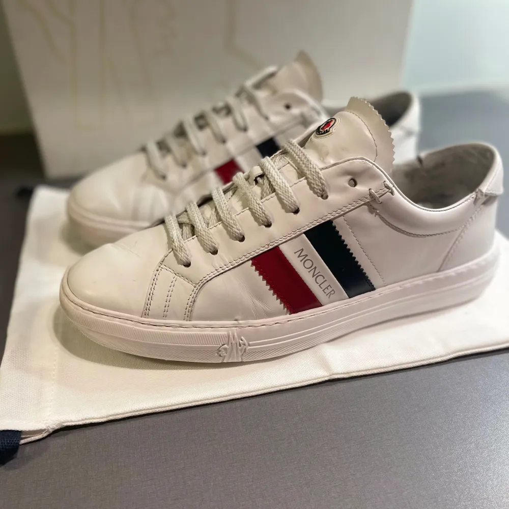 Hej! Säljer nu dessa super snygga vita moncler ”Monaco” skorna. Toppen skick så gott som nya. Storlek 42,5 och sitter (TTS) True to size. Tillkommer skopåse vid köp. Kan frakta eller mötas upp i Kungälv. PM 📩för fler frågor/bilder :). Skor.