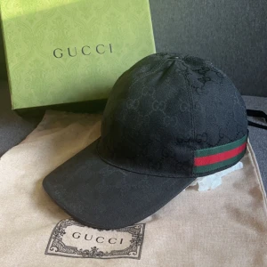 Gucci keps  - ORIGINAL GG CANVAS BASEBALL HAT  En fräsch Gucci keps det bästa skicket på en begagnad keps. Tags och kvitto finns. I butik kostar den just nu 5600kr priset stiger bara uppåt. Storlek M passar S också. 