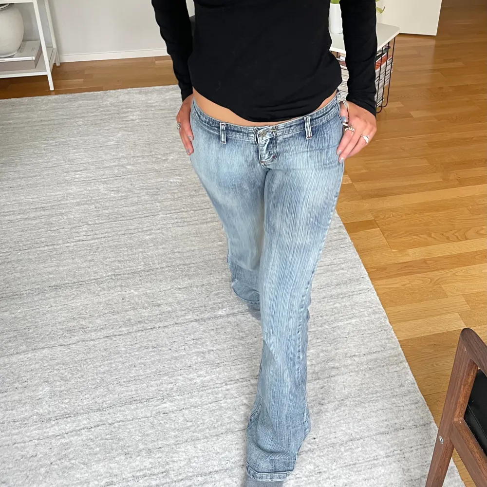 Så sjukt coola ljusa jeans utan bakfickor. Passar till allt och perfekta nu till våren. Väldigt stretchigt material Mått: Midjemått tvärs över: 34cm Innerbenslängd: 82cm  Midjehöjd framifrån: 19cm Hör av er vid funderingar. Först till kvarn💕. Jeans & Byxor.
