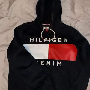 Säljer nu min Tommy Hilfiger hoodie. Den är i bra skick och är i storleken Medium. Passar vem som helst, både i vardagen men också hemma. Riktigt snygg! Fler frågor och bilder är det bara att skriva.