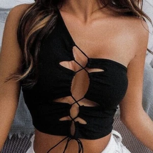 Topp - Svart one shoulder lace up topp. Aldrig använd. 