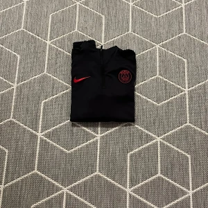 Nike/Psg tröja - Säljer min svart/röda sköna nike/psg tröja eftersom jag har växt ur den. Det är extremt skönt material som du kan ha på dig vart du än är utan att det blir för varmt eller kallt. Vid fler frågor kontakta privat. Fri frakt📦