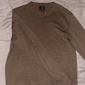 H&M tröja - Säljer nu min stickade H&M tröja i merino ull. Den är i riktigt bra skick. Storlek M. Sitter perfekt, varken för slim eller relaxed. Fler frågor och bilder i DM.