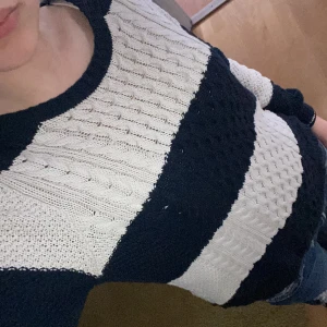 Fin randig tröja  - En randig tröja som jag köpte för jättelängesen men inte använder längre. Pris går att diskuteras vid snabb affär, skriv för fler bilder 💕