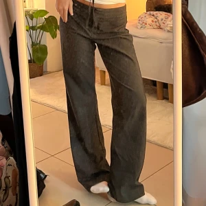 Mörkgrå kostymbyxor - Mörkgrå kostymbyxor köpta secondhand. Lite figursydda men samtidigt lite loose. Mellanhög midja under naveln! Ursprungligen från ”Stretch Style&co”. Fint skick. Jag är 170cm för referens- de är perfekt i längd på mig. Stl 6, sitter som en S/M.