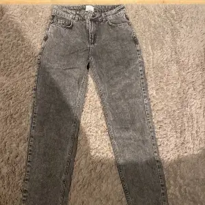 Snygga jeans från Grunt. Använda men bra skick. Säljer för de är för små. 