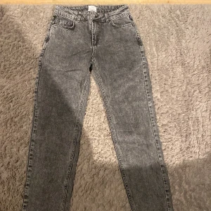 Gråa jeans - Snygga jeans från Grunt. Använda men bra skick. Säljer för de är för små. 