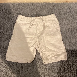Linne shorts - Snygga linne shorts från Kappahl. Säljer för de är alldeles för små för mig. Skick 9/10 knappt använda men lite slitna.