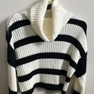 Stickad tröja från Nelly  - Stickad tröja som är croppad i strl Small✨  Helt oanvänd  