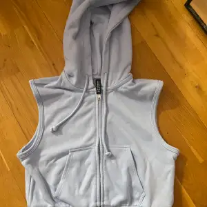 En ljusblå hoodie utan ärmar🩵 Nästan nyskick endast använd några gånger🤍