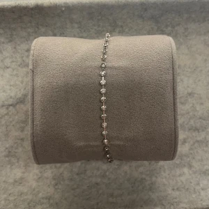 Caroline svedbom - Silver armband från Caroline Svedbom, nytt skick, använts någon gång, diskutera pris vid snabb affär💓