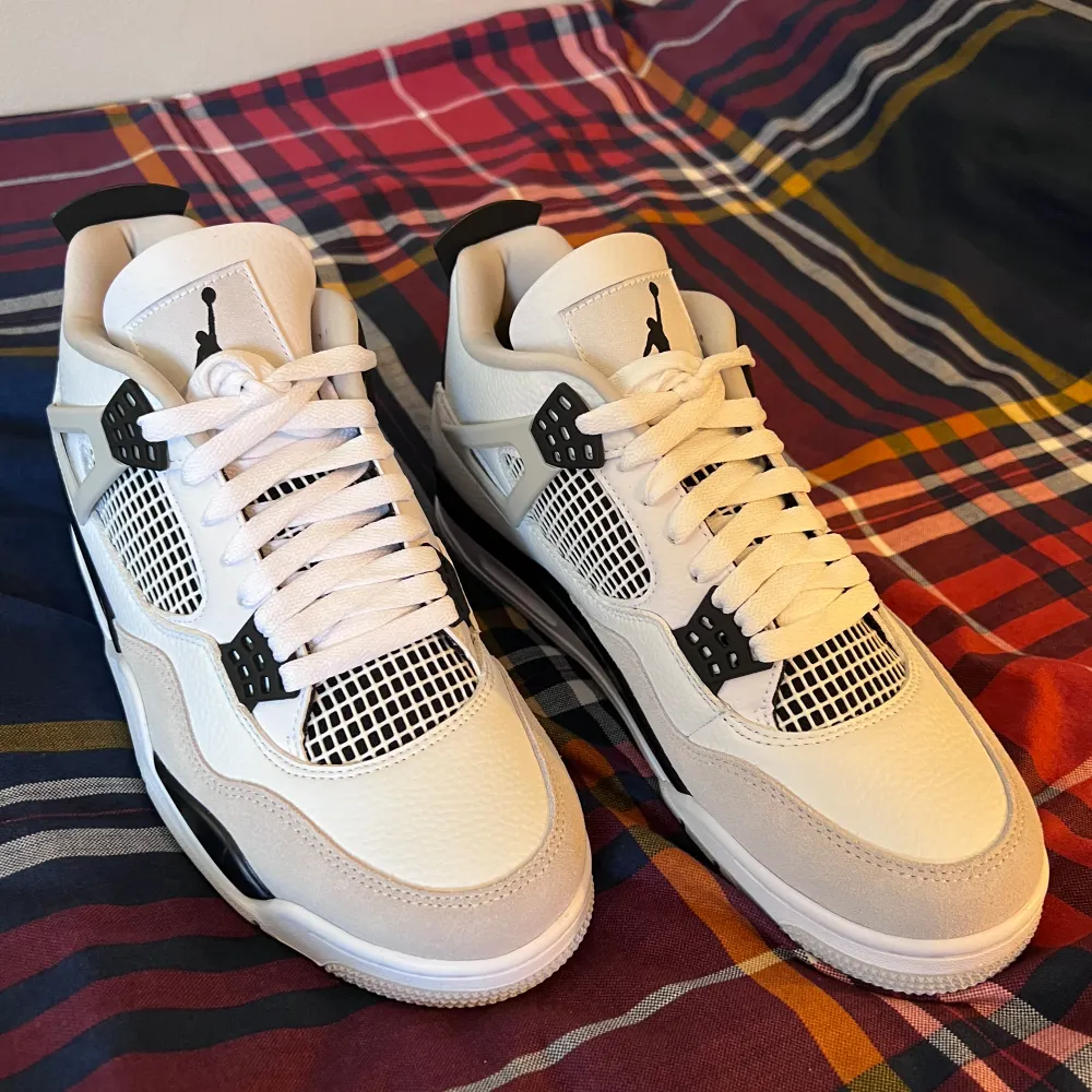 Helt nya feta Jordan 4s. Perfekta skor nu till sommaren! Storlek 43. Om du vill ha mer bilder så är det bara att fråga. Skor.