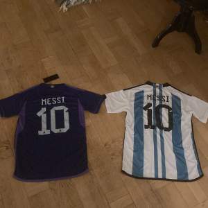 Säljer två stycken helt nya Messi tröjor. Den blåa i storlek S och den vita i storlek S/M. Två stycken för 500kr. En st för 300kr. Priserna kan diskuteras.