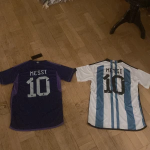 Messi tröjor  - Säljer två stycken helt nya Messi tröjor. Den blåa i storlek S och den vita i storlek S/M. Två stycken för 500kr. En st för 300kr. Priserna kan diskuteras.
