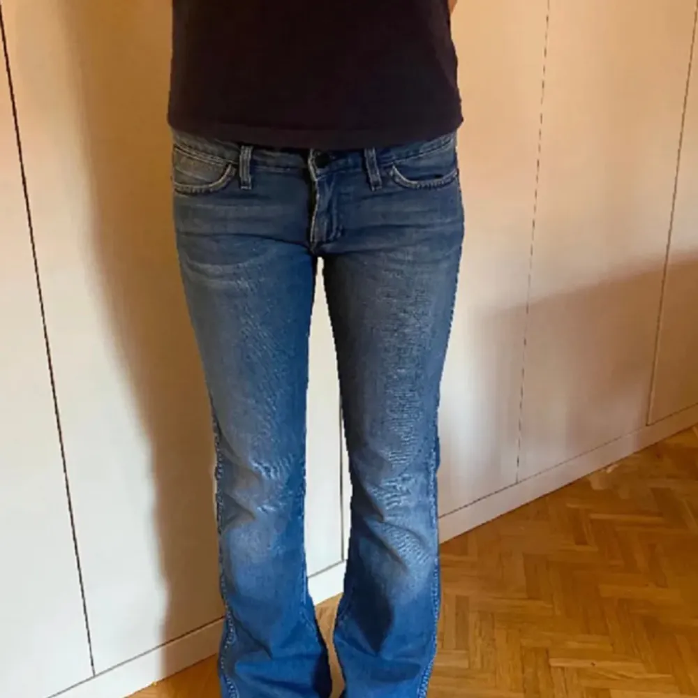 Säljer dessa lågmidjade Bootcut jeans från märker wrangler i storlek S, super fint skick på de, säljer på grund av att de är alldeles för stora på mig tyvärr, Bara kontakta om ni har några frågor! ⚠️ Lånade bilder ⚠️. Jeans & Byxor.