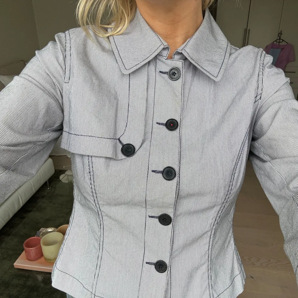 En jättefin figursydd vårjacka/ skjorta med små blå-vita ränder,köpt från Zalando second hand 🌸 Aldrig använd av mig! . Skjortor.