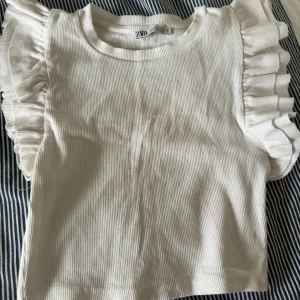 zara topp - volangtopp från Zara, storlek S💞 inga defekter eller tecken på användning (: