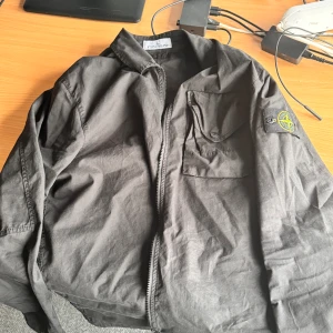 Stone Island - Overshirt  - Väldigt bra skick! Knappt använd och 4 månader gammal, XL är lite mindre i storlek.  (Jag är 185, 95kg, har vanligtvis L)  Köpt på NK, kvitto finns!  (SOA)