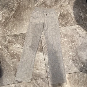 Juicy counture byxor  - Heej! Nu säljer jag mina gråa juicy counture byxor. De är ganska mycket använda men har inga defekter alls. De är helt nytvättade och väntas bara få bli inpackade. Jättesnygga och fina. De är i storlek xxs. Kika gärna på mina andra annonser:) 