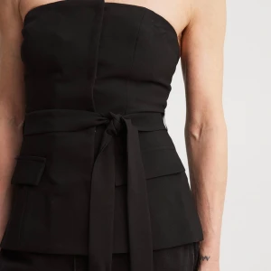 Nakd topp - Säljer denna fina topp från nakd. Den är i stolen 38 men jag skulle säga att den är mer som en 36. Aldrig använd, prislapp kvar.