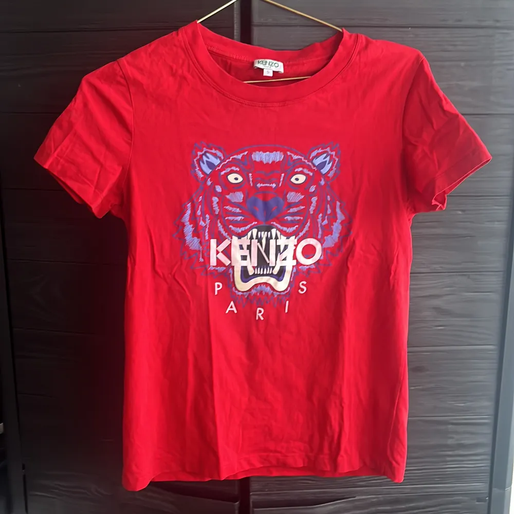 Röd Kenzo t-shirt i storlek s, som är perfekt för somaren och nypriset ligger runt 1000kr. För mer info kan ni gärna kontakta säljaren!. T-shirts.