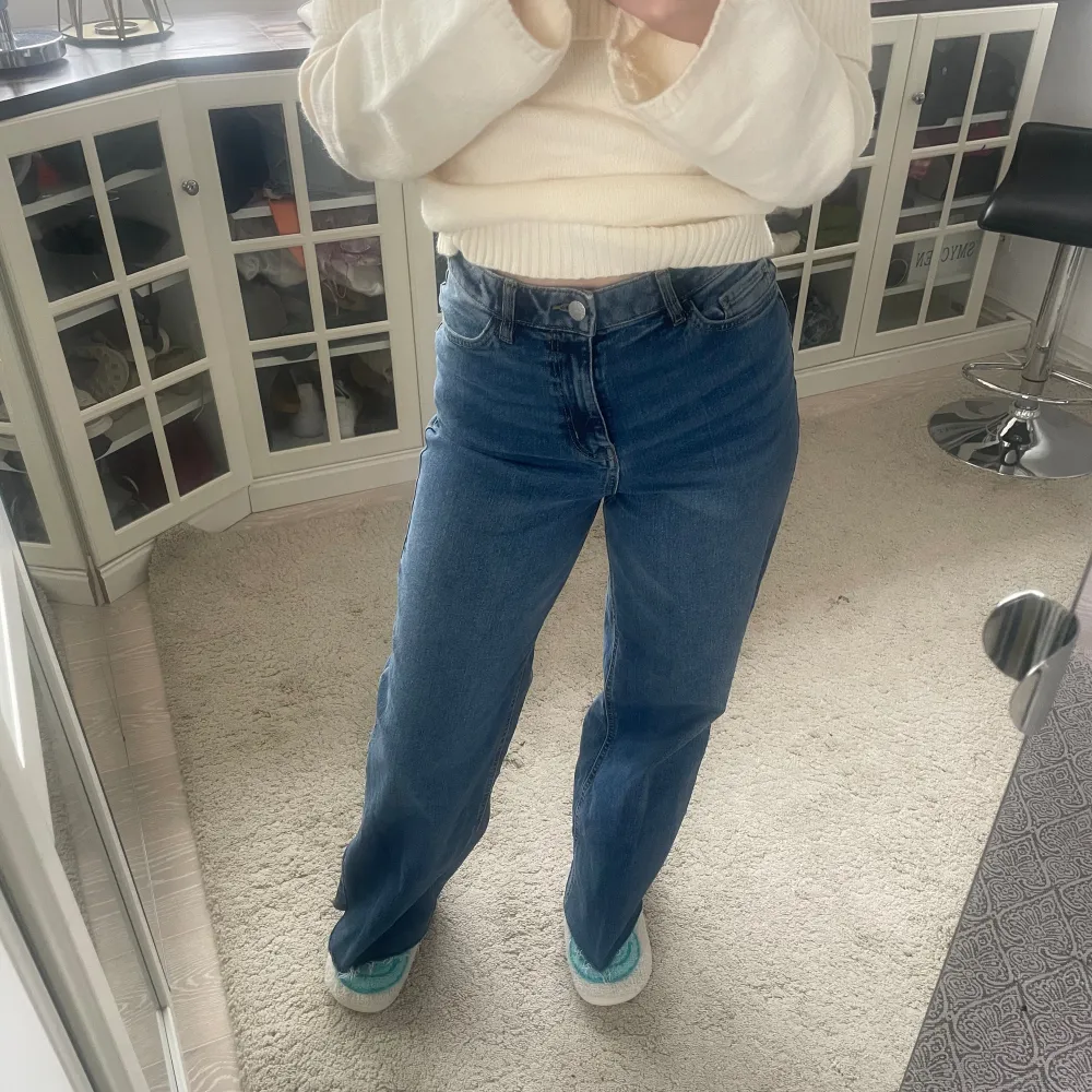 Vida jeans från Lindex i storlek 170 men passar XS och mig som är 162 cm❤️. Jeans & Byxor.