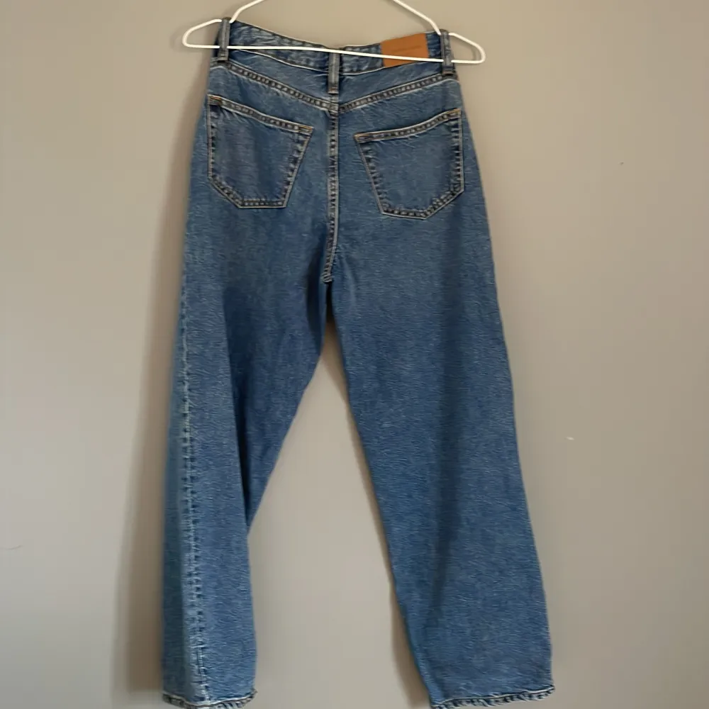 Storlkek 32, från Gina Tricot jeansen är i style baggy . Jeans & Byxor.