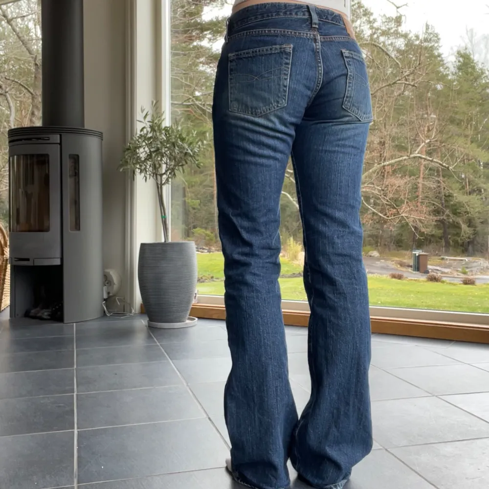 Jättesnygga lågmidja vintage jeans 💗Innerbenslängd: 81 cm, midjemått: 36 cm tvärs över 💗. Jeans & Byxor.