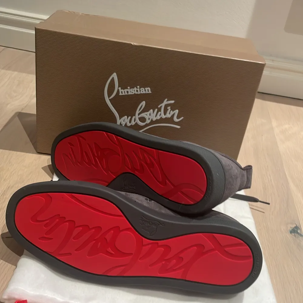 Christian Louboutin skor aldrig använda. 10/10 skick, har alla accessoarer till skorna. . Skor.