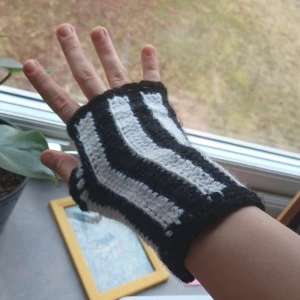 Söta handvärmare 🎀 - Super fina svart-vita handvärmare, köptes av en dam som atickar dom. Vet ej namnet däremot. Super bra skick,kontakta innan köp.