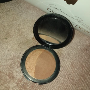 Glominerals bronzer solpuder - Fullsize 9,9g. Endast swatchat den med borste. Nypris 575:- Passar både ansikte och dekolletage💗 Har legat i min smink väska men aldrig kommit till användning.