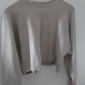 En skön tröja, som säljes för att den inte används längre. Är i storlek xs.