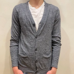 Kofta Jack & Jones  - Kofta Jack & Jones   Modell: 184cm & väger 84kg  Skick: allmänt använd Färg: grå Material: bomull 