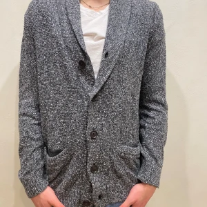 Kofta Hoolister  - Kofta Hoolister  Modell: 184cm & väger 84kg Skick: allmänt använd  Färg: grå 