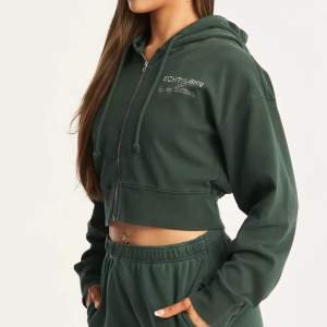 Grön zip up hoodie. Aldrig använt, finns i förpackning. Ord pris 460kr. Passar xs