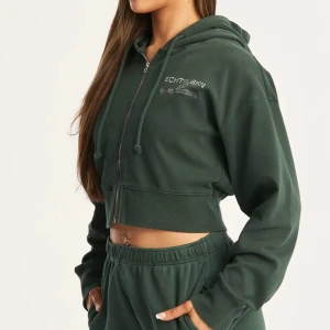 Cropped zip up hoodie - Grön zip up hoodie. Aldrig använt, finns i förpackning. Ord pris 460kr. Passar xs