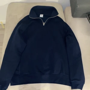 Halv zip - Hej🙌🏽 Säljer nu min halv zip från zara som inte kommer till användning. Tröjan är i nyskick där den är använd endast en gång, storlek M Hör av er vid fler frågor🙌🏽