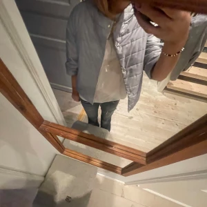 Trekvartsärmad jacka - Lättviktsjacka med trekvartsärm. Sparsamt använd, säljes då jag köpt en annan. Så snygg💘